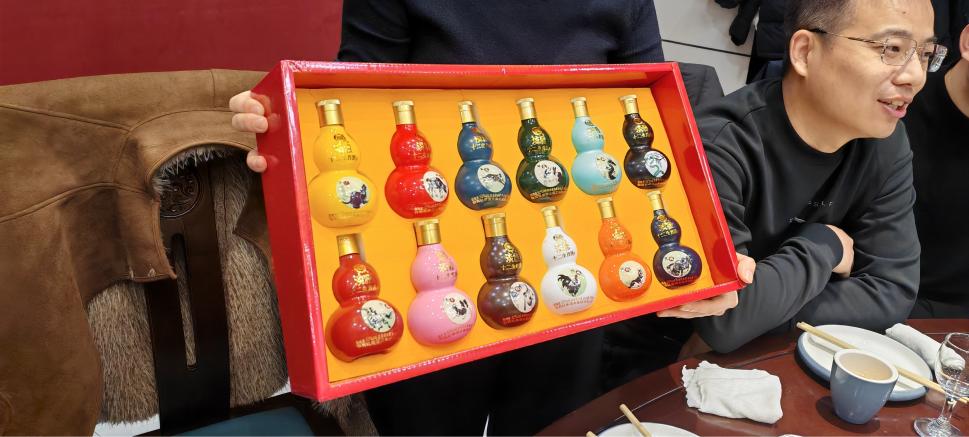 Zemeijia byder hestens år velkommen med årlig holdfest