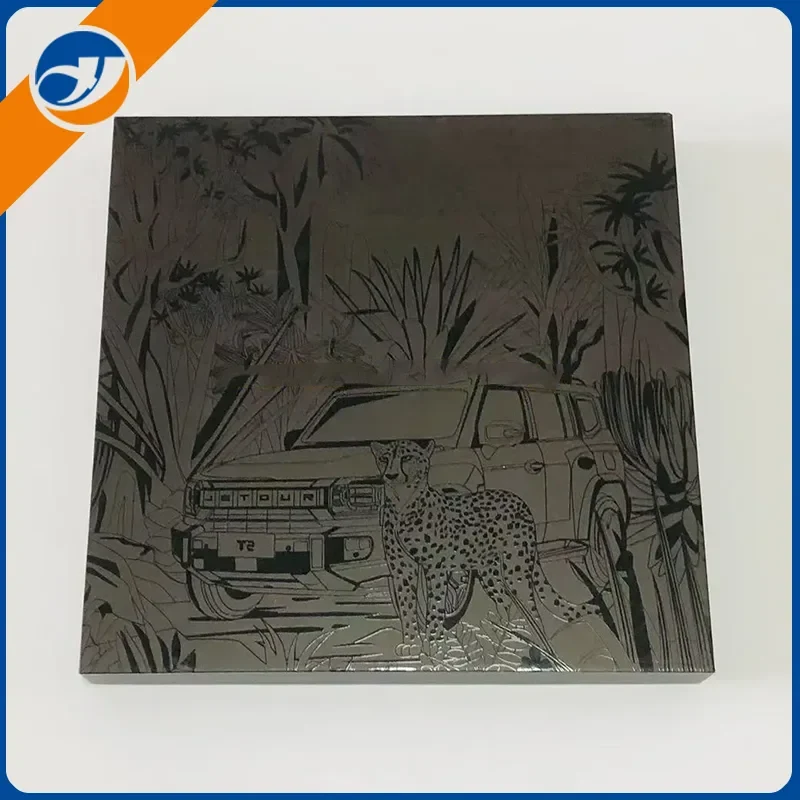 Mat prægede sort gaveæske